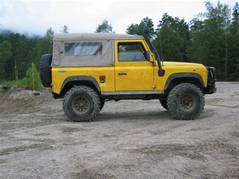 File:Land Rover Defender 90 softtop.jpg - Wikimedia Commons