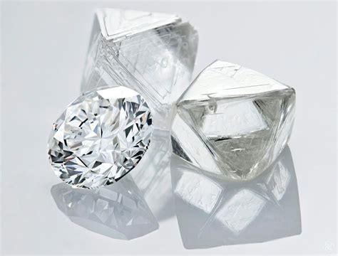莫桑石、锆石分别与钻石的区别 – 我爱钻石网官网