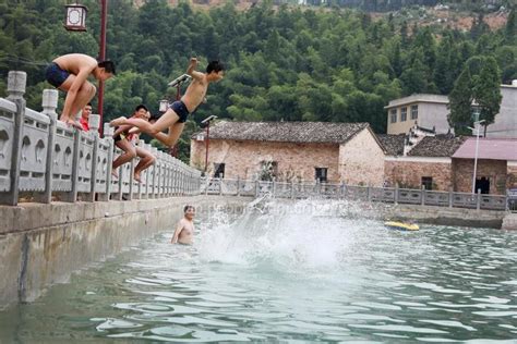 广西西林：大山里的游泳池-人民图片网