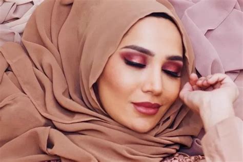Facing Backlash Over Anti-Israel Tweets, British Hijab Model Pulls Out ...