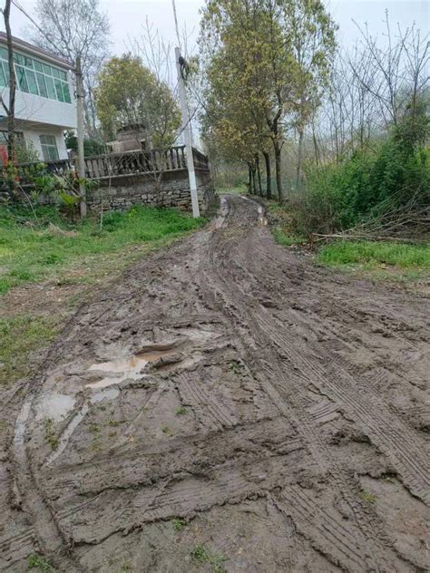 武汉村民挖断山路阻止恶臭淤泥运进村，环保局介入调查