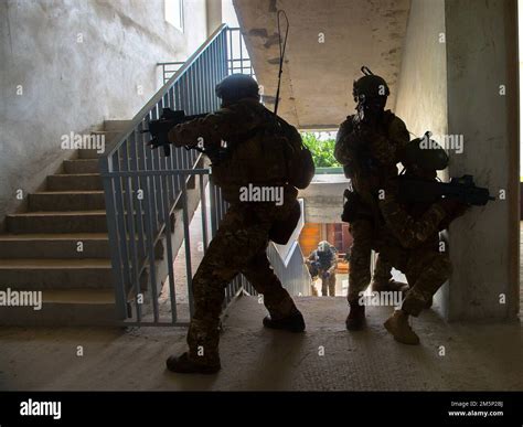 Côte d'Ivoire Special Forces Soldier conducts close quarter battle ...