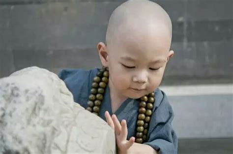 一个小孩搬石头,石头宝宝,捡石头_大山谷图库