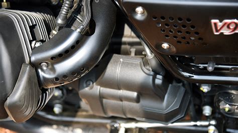 Motoguzzi V9 Bobber 2016 STD Bike Photos - Overdrive
