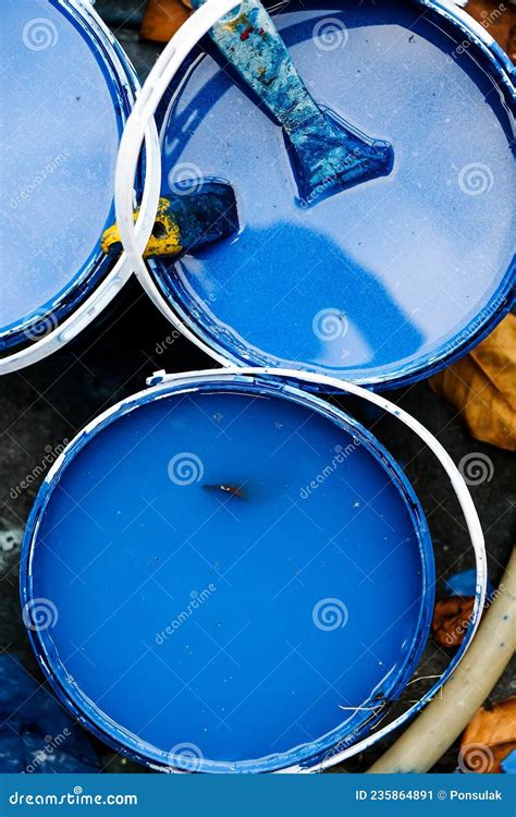 Vista Superior Del Cubo Con Pintura Azul Imagen de archivo - Imagen de ...