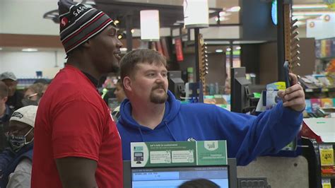Seattle Seahawks pay for shoppers' groceries at Kent Safeway | king5.com