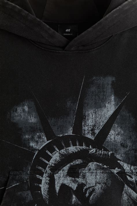 Oversized Fit Printed hoodie - Black/Statue of Liberty - Men | H&M IN
