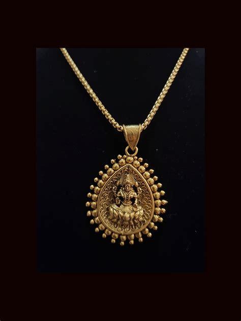 Leaf design pendant set in chain with laxmiji motif – Odara Jewellery