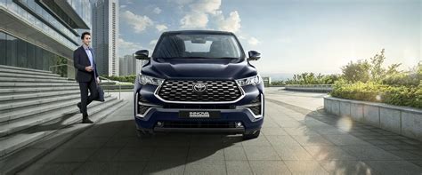 Toyota Innova Hycross