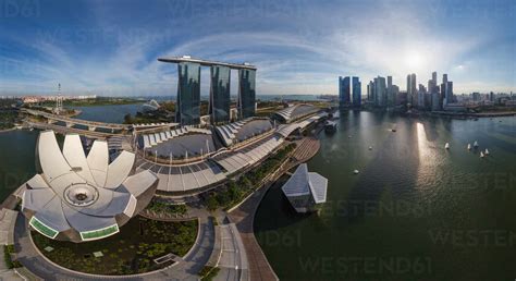 https://www.westend61.de/images/0001336778pw/panoramic-aerial-view-of-the-marina-bay-sands-singapore-AAEF06611.jpg