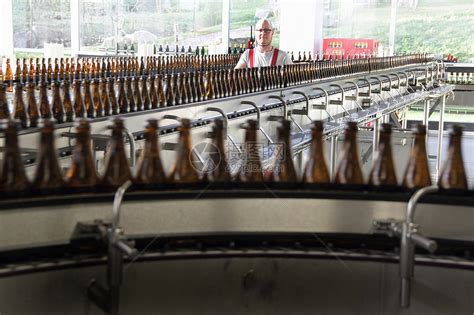 啤酒厂生产线上的啤酒瓶高清图片下载-正版图片501454511-摄图网