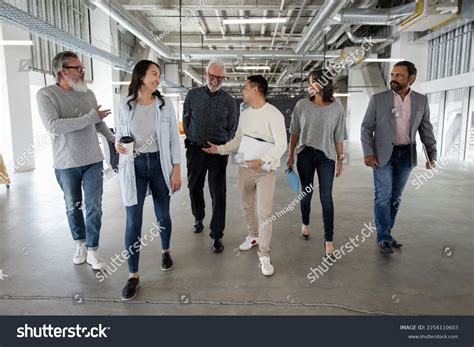 Business People Walking 的图像结果