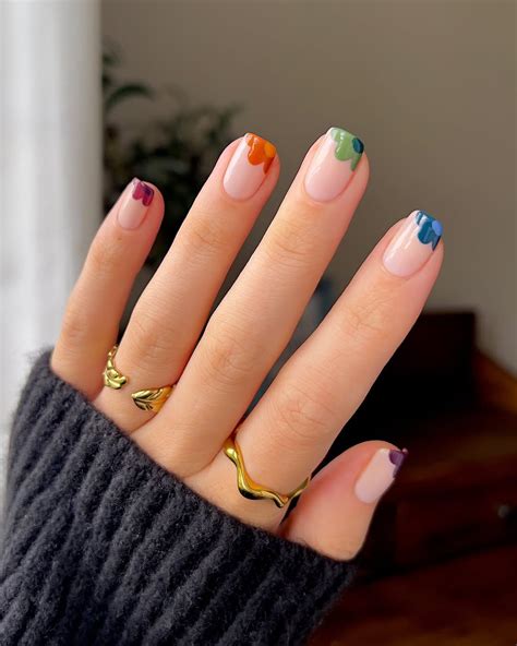 33 Short Acrylic Nail Designs for an Eye-Catching Manicure