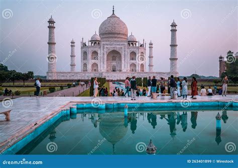 Taj Mahal People 的图像结果