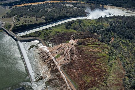 Flood Risk Near Oroville Dam Causes Thousands to Evacuate in California ...