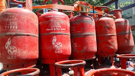Bengaluru LPG shortage: Hotels turn to wood-fired stoves as cylinders ...