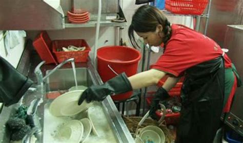 香港洗碗工月收入过万，约是内地的3倍，为何却没什么人想去？|洗碗工|工资|招聘_新浪新闻