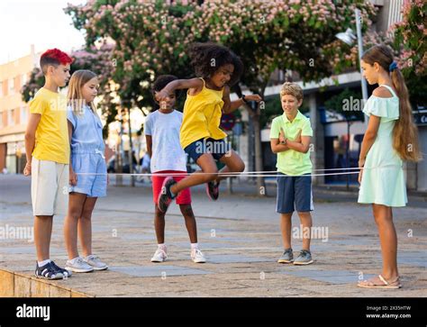 Parents and Kids Playing 的图像结果