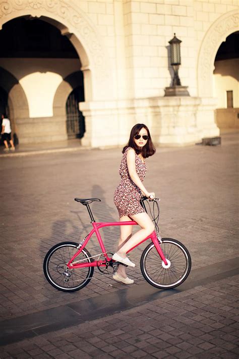户外骑着自行车的美女摄影高清图片_大图网图片素材