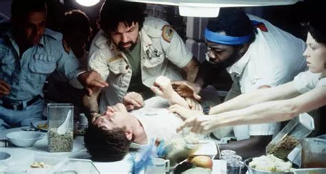 Chestburster Scene in Alien Extended 的图像结果