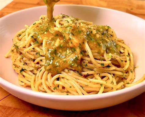 Spaghetti Aglio E Olio (Garlic And Chili Pasta) – Easy Vegan Italian Recipe