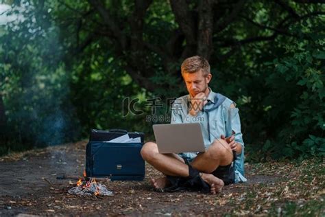 孤独的办公室工作人员在荒岛上使用笔记本电脑。高清摄影大图-千库网