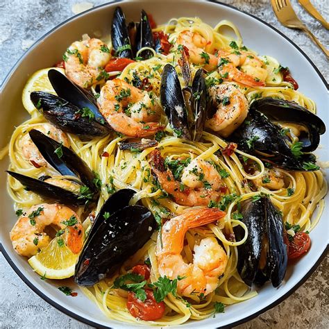 Seafood Pasta with Linguine, Shrimp, and Mussels