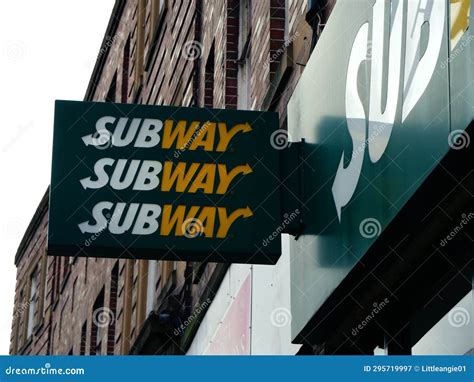 Subway Restaurant Sign 的图像结果