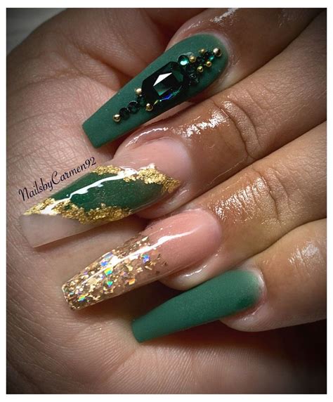 nails for emerald green dress