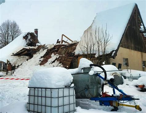 Stalldach unter Schneemassen eingestürzt: Landwirt evakuiert Tiere ...