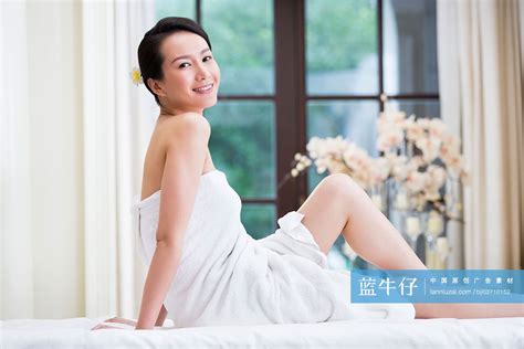 年轻女子做spa-蓝牛仔影像-中国原创广告影像素材
