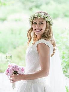 Wedding Hairstyles With Fresh Flowers by Wedding Hairstyles 2014 16 Wonderful Ways To Wear Wedding Hairstyles With Fresh Flowers