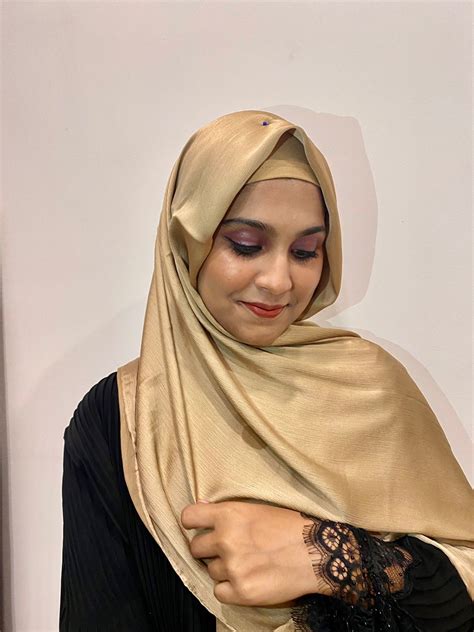 GOLDEN CREPE SATIN HIJAB – hijabessence