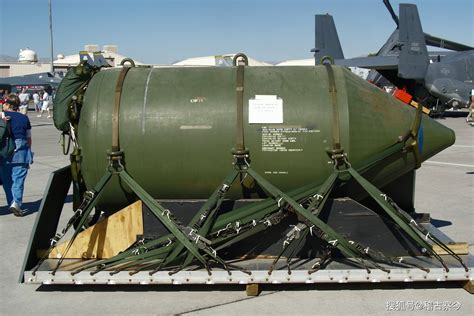 BLU-82 目前现役最大常规炸弹 瞬间穿透60米钢筋混泥土_钻地弹