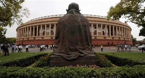 लोकतंत्र की लूट है, लूट की सबको छूट! - Junputh