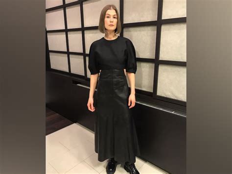 Rosamund Pike takes home Golden Globe for 'I Care a Lot'