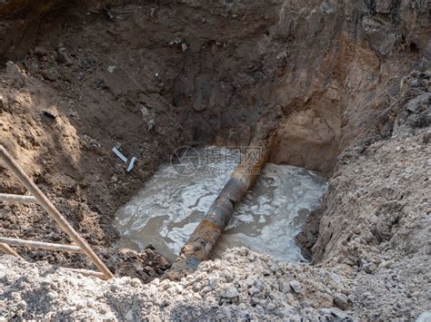 深沟壕中被损坏的生锈水管破损高清图片下载-正版图片506594263-摄图网