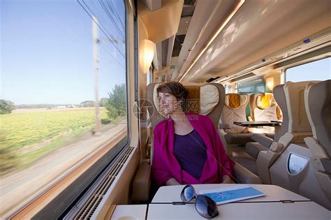 火车上的女人高清图片下载-正版图片501454551-摄图网
