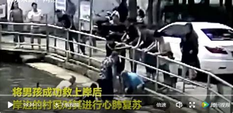 男孩掉入5米深池塘，村民跳水捞人接力急救！（现场视频） - 中国日报网