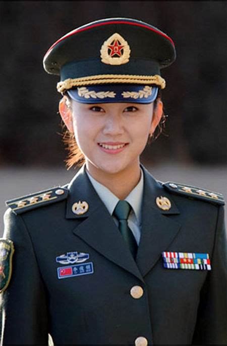 组图：中国女兵换发新军装 威武之中有秀美（3）--军事--人民网