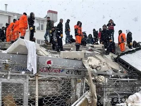 土耳其7.8级地震后，港口集装箱坠落爆炸起火_凤凰网视频_凤凰网