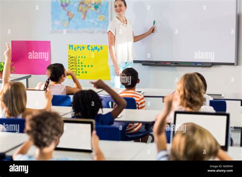 Teacher Using Technology 的图像结果