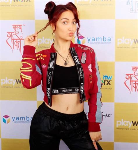 Elli Avram's Eyes Are on Manish Paul