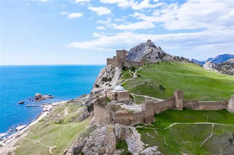 Что посмотреть в Судаке: 🏰 Генуэзская крепость, 🌲 Кипарисовая аллея и ...
