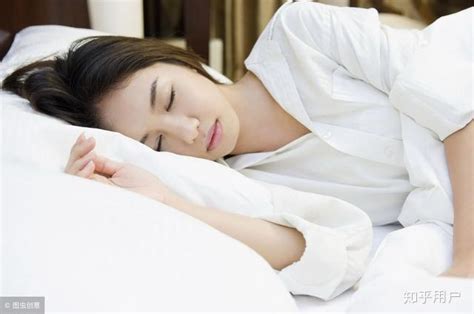 女人睡眠不好怎么调理（为什么女人更年期总是失眠）_可可情感网