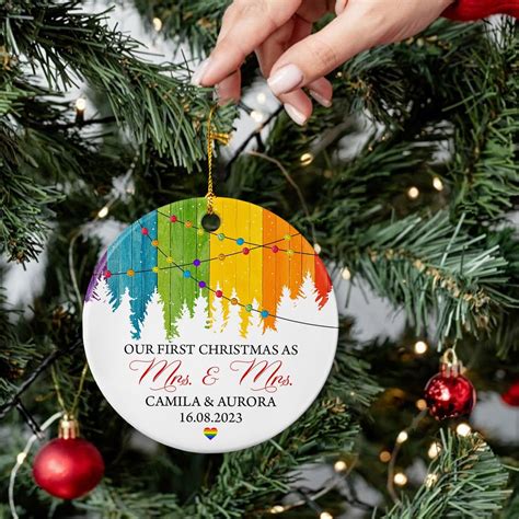 Adorno de Navidad para parejas lesbianas con texto en inglés “Our First ...