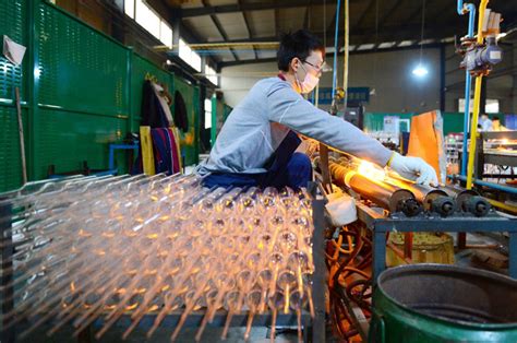 河北河间：工艺玻璃产业助力经济增长_图片新闻_中国政府网