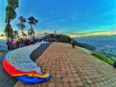 wisata paralayang batu