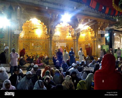 INDIA, AJMER: Devotees offer prayers at the Ajmer Sharif shrine in ...