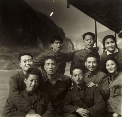 1977年3月15日与工人理论班学员赴宜昌作宣传时合影-武汉大学哲学学院